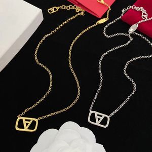 Gold Letter V Pingente Colares Mulher Versão alta Colar de prata Designer de aço de titânio Mulheres de alta qualidade Jewlery atacado não desaparecer