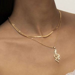 Han Dekorativ värld Flat Chain Tassel Instagram Micro Diamond Snake Formed Pendant Necklace