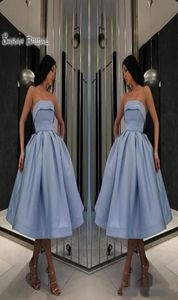 Günstige trägerlose Heimkehrkleid Einfache kurze Abschlussballkleid blaue Tee Länge Satin Cocktailkleider benutzerdefinierte Partykleider9324762