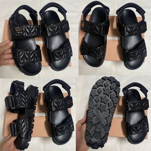 Sportig matelasse nappa läder sandaler 5x135e designer sandaler metall bokstäver logotyp lyx sandal damer sandaler tröst sandal 24ss nya mjuka läder sandaler