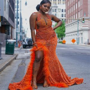 スリット2024プラスサイズのアソエビイブニングドレスエレガントな黒人女性フェザーフォーマルドレスダイヤモンドクリスタルセレモニーパーティー付きゴージャスなスパンコールオレンジ色のプロムドレス