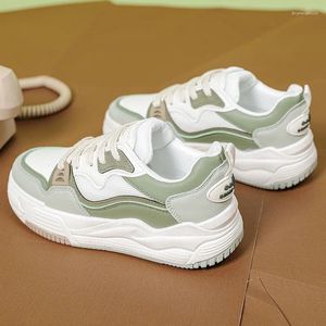 Casual skor koreansk version retro kontrasterande färgdesignbräda 2024 vår sommarstil mode mångsidig andningsbara sneakers