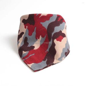 Hundekleidung 50 PCs/Los Großhandel Camouflage Bandana Haustier Schalehaller Hunden Katzenzubehör für kleine mittelgroße große