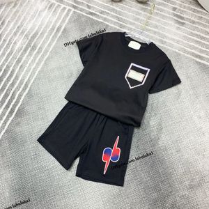 Çocuk Giyim Setleri Erkek Kız Bebek Takipleri Takım Mektupları Baskı 2 PCS Lüks Tasarımcı T Shirt Kısa Pantolon Takım Moda Moda Marka