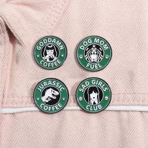 恐竜コーヒーエナメルピンドッグママ燃料悲しい女の子クラブラウンドブローチラペルバックパックバッジジュエリーギフト