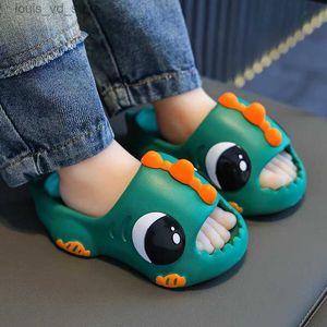 Slipper Ny sommaren i åldern 2-16 barn tofflor söt tecknad dinosaurie sandal för pojkar flickor flip flops non-halp glids hem barn skor t240415