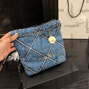 Womens Designer Blue Denim 22 mini quiltade shoppingväskor Silver Metal Hårdvara Matelasse -kedja rund rems crossbody handväskor mini telefonhållare för sommaren 22 cm