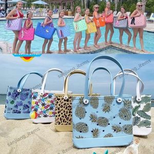 Medium XL Beach Bag Diy Holes Waterproof Silicone Tote Women Designer Eva Totes Stor korg förvaring Tvättbar handväska Eco Jelly Handbg Fruit Letter Ball Print