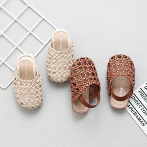 Buty Buty Buty Pletające sandały dla dziewcząt Dziecięce moda pusta skórzane buty miękkie podele retro księżniczki butę plażową 240412