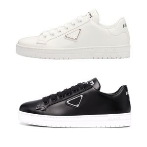 Scarpe da ginnastica con sneaker di moda bassa per uomo scarpe piattaforma di logo triangolare a dimensioni standard tutto il clima scarpe casual solide scarpe desinger