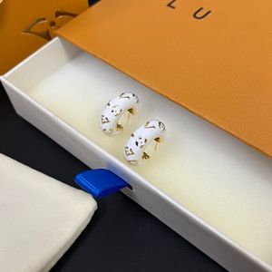 Womens White Charm Earrings Classic Designer Brand Jewelry Summer New Simple Style Gift Earrings Couple Ladies Birthday Party Boutique Metal Earrings