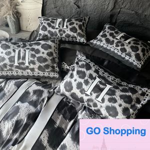 Grossistdesigner säng lyxig leopard mönster bokstav tryck hem fyra stycken sängkläder ner täcken ark dubbelsäng kung säng kuddväskan täcke omslag