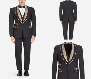 Svart mens kostym med guld applicerade tre stycken kostymer brudgummen bröllopsföretag tuxedos anpassade madejacketvestpants8636700