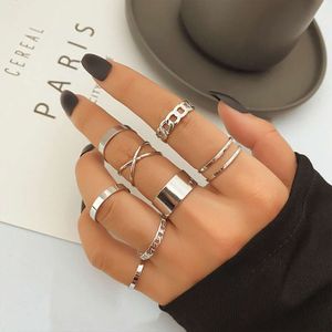 Creative Minimalist 8-piece Alloy Ring Set, with A Hollow Chain and An Open Loop for Articulated Rings