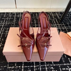 Burgundy High Topuklu Kadın Patent Leathe Slingback Topuklu Siyah Kıçaklı Lüks Tasarımcı Elbise Ayakkabıları 10cm 5.5cm Moda Kayışı Yavru Kedi Topuk Sandallar Akşam Ayakkabıları