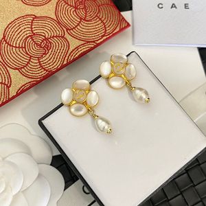 Brincos de luxo banhados a ouro projetados para um designer de estilo de trevo de quatro folhas para brincos de alta qualidade de garotas charmosas da moda