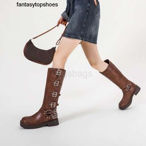 Miui Mivmiv gleiche Best-Qualität-Mius Heeled Schuh weiche Lederdicke Stiefel Herbst Große braune Quadrat-Kopfgürtel-Schnalle kann nicht in den westlichen Teil des mittleren Rohrs passen