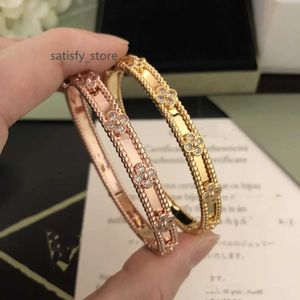 Bracciale Bracciale per bracciale per trifoglio Braggle Brand Designer per donne 18k oro oro pieno di cristallo pieno a quattro foglie perlee dolce cuffia di fiori gustine regalo valentino con scatola