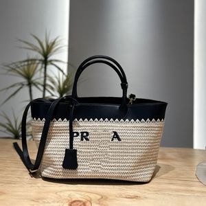 Luxury Womens Tote Bag Raffias Straw Shoulder Bag Designer Bag Läder Handväska stor kapacitet iCare Classic Beach Bag Triangle Handväska Crossbody Bag Pradre