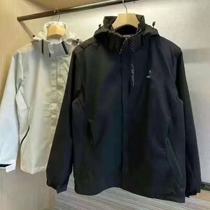 2024 Designer Arc Mens Kvinnors vattentäta jackor Lätt regnrockskal Huven utomhus vandring Windbreak Jacket Classic MG446