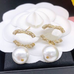 Orecchini di diamanti in oro di alta qualità da donna Designer doppia lettera C perla per perle Crystal Wedding Party Titanio in acciaio inossidabile Regalo