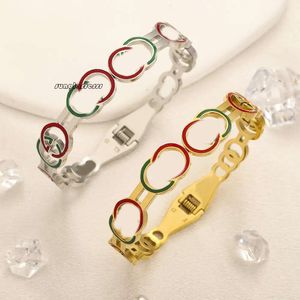 Modemärke Bangle Armband med Designer Letter Print Women Gold Plated rostfritt stål Idealisk för bröllop smycken Romantiska kärleksgåvor