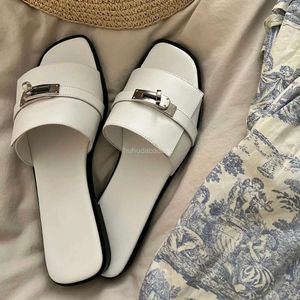 Luxurys Designers For Women Fashion Classic Slides Flats Leath Rubber Flops Bottoms Loafersサイズ35-40