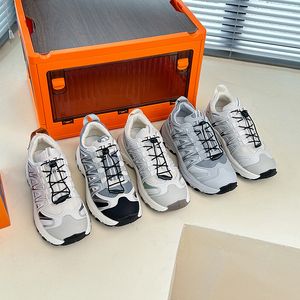 Projektanci mężczyźni ubieraj butów mokasyny Sneakery zamszowe patent skórzane nity męskie Platforma weselna biznesowa z pudełkiem