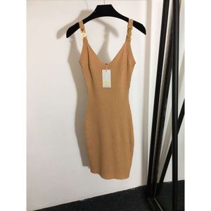 Sommer -Metallknopf -Gewinde schlanker fit elastischer Strick -Suspender -Tanktop -Kleid für Frauen, die sie intern tragen können