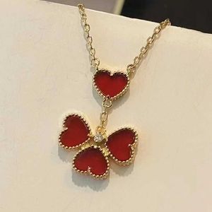 Designer Van Four Leaf Flower Necklace V Gold Thicked Plated 18K Red Agate Heart White Fritillaria Pendant Collar Chain With Logo