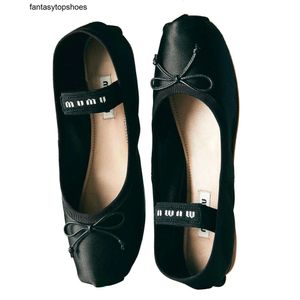 Miui Mivmiv Bow Silk Yoga Ballet Flate Shoe for Woman Men Casual Shoe Designer Shoe Outdoor Tazz Sandal Loafer Reatherセクシーな高級ドレスシューズファッションダンスHys1