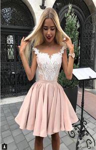 Elegant Sheer Cap ärmar Satin A Line Homecoming Dresses 2019 Tulle Lace Applique Kne Length Short Party Prom Dresses BC19628499296