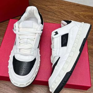 Designer de casal de treinadores Valenstino Sneakers Sports Sapatos da moda da moda European moda enviada com couro fora de cores femininas sapato