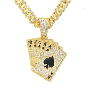 Duyizhao Fashion Hip Hop Poker Poker Pendant Iced Out Cards Hängen med fulla Rhinestones Cuban Chain Cool Jewelry Party Gift for Men