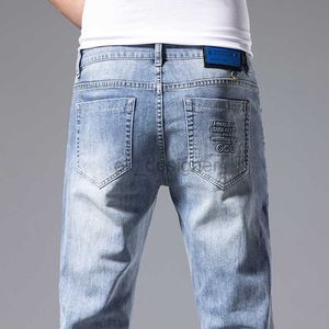 Mäns jeansdesigner Jeans herrfjäder och sommar nya elastiska något löst passande små fot trendiga varumärken mångsidiga denimbyxor