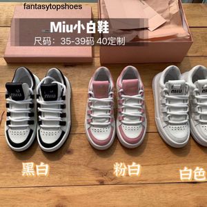 Miui mivmiv neu 2024 bester qualitativ miu co familienmarke schuhbrot schuhschuhe womens erhöhte dicke so lässige laufschuhe kleine weiße schuhschuhe