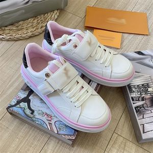 2024 Nuove scarpe firmate scarpe da ginnastica piatta Sneaker Casual Chave Leather Pink Blue V Letter Platform Platform Women Sneaker