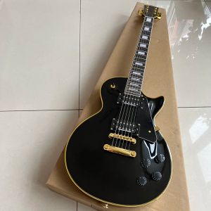 Pinnar Detta är en klassisk 6String Electric Guitar med ett svart ljust ansikte. Det har ett vackert utseende och vacker timbre.