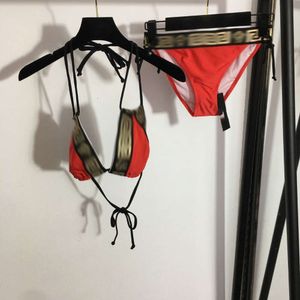 Bikini stämplade skarvade spetsar upp bröstkudde designkänsla badkläder split mode set