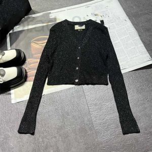 Designer Frauen Strick Tees 24 Frühling Neues Produkt Neues Strickjacken Stoff wird mit glänzendem Feeling Hardware -Knopf -Schlampe -Style -Strickjacke Qtqc ausgestattet