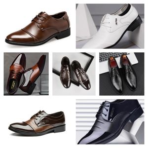 2024 Designer Luxo Multi Style Leather Men Black White Casual Shoes, vestido de negócios de grande porte Tirada de casamento Tamanho de casamento 40-47