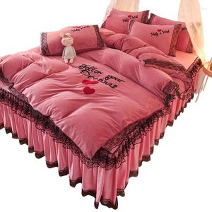 Sängkläder sätter Internet Celebrity Fleece Thermal Bed Kjol Four-Piece Suede Double-Sided Velvet Lace Coral förtjockad mjölkfiber vinter