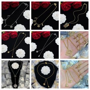 Nya klassiska modehängen halsband för kvinnor elegant bladlåshalsband choker kedjor designer smycken pläterade guld flickor bra fest gåva
