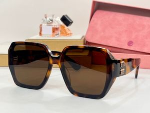 Damen Sonnenbrille für den Sommer beliebter 57Z Modedesigner Stilvoller Outdoor-Stil UV400 Anti-Ultraviolette Retro-Platten-Acetat Hexagon Vollrahmen-Brille zufällige Box