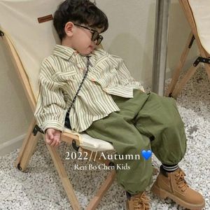 服のセット春と秋の子供のセット男の子の赤ちゃんハンサムファッショナブルなストライプシャツトップワークパンツ2ピースSE