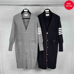 Vendite dirette TB Autunno nuovo cardigan a quattro barre a mezza lunghezza con maglione a cinghia intrecciata sia uomini che donne stesso stile per le coppie