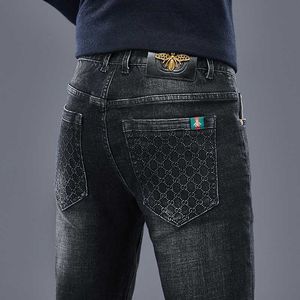 Mäns jeans designer vår och sommar ny broderad liten bi elastisk denim långa byxor män leggings mode varumärke ungdomsmän slitage