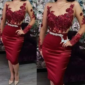 2024 Burgundy Mermaid Devel Dresses Knee Lene Sexy الوهم الأكمام الطويلة الدانتيل الدانتيل من الكريستال بالخرز بالإضافة إلى حجم Prom Prom Custom