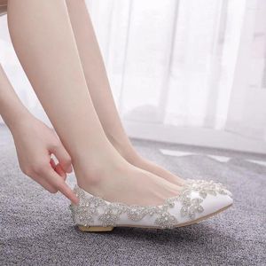 Sapatos casuais verão pontudo de ponta branca strass branco vestido de banquete de noiva plano de moda de tamanho grande sandálias femininas