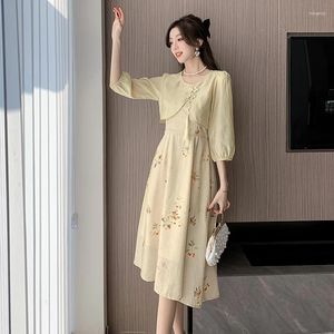 Gelegenheitskleider chinesischer Stilanzug für Frauen im Frühjahr 2024 Button Up Top Blumen-Hosenträger Kleid zweiteilige Set